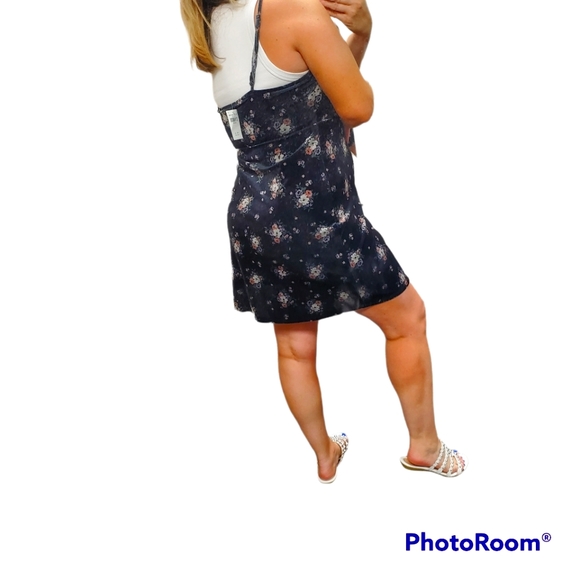 HOLLISTER Velvet Dress Size M - NEW W Tags! - Picture 3 of 9